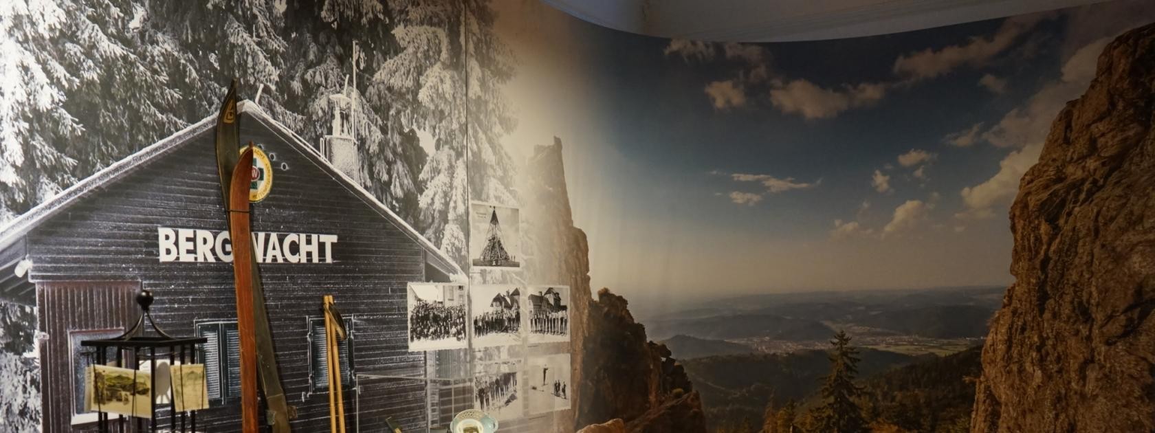 © Foto: Nik van Veenendaal Foto der Bergwachthütte auf der linken Seite, auf der rechten Seite Ausblick vom Kandel