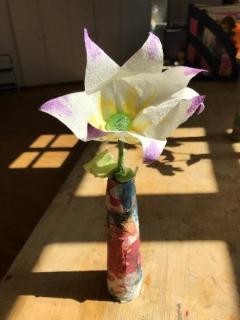 Eine gebastelte Blume. Link zu Angebote für Seniorinnen und Senioren