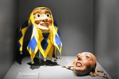 Fastnachtsmasken in einer Ausstellungsvitrine.