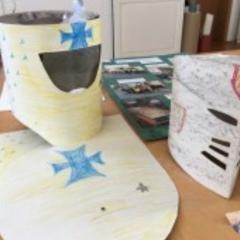 Selbstgebastelter Ritterhelm mit Schwert.