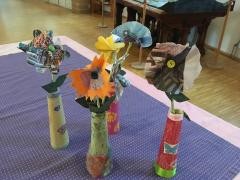 Selbstgebastelte Blumen aus buntem Papier.