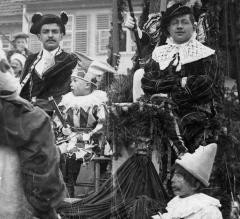 Historisches Foto: Prinzenwagen mit Kinderbajas