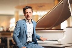 Benedikt Weigmann an seinem Piano.