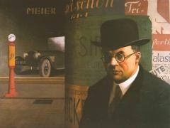 Ein Portrait zeigt einen Mann vor einer Litfaßsäule.