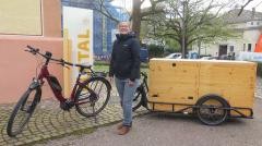 Das M-UFO steht vor dem Museum.